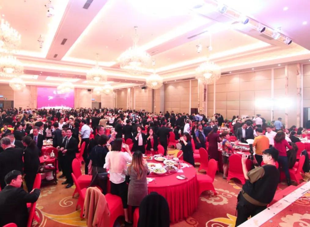 前几天朋友孩子举办满月宴，在当地一家豪华酒店，摆了整整30桌。作为多年的好朋友，
