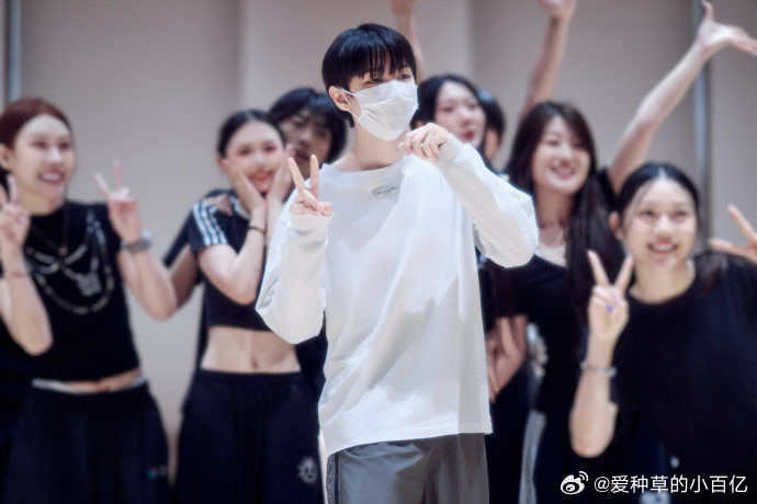 王俊凯不习惯黑发王俊凯掉落黑发彩排图黑发彩排花絮惊喜放送，王俊凯褪去华丽舞台造型