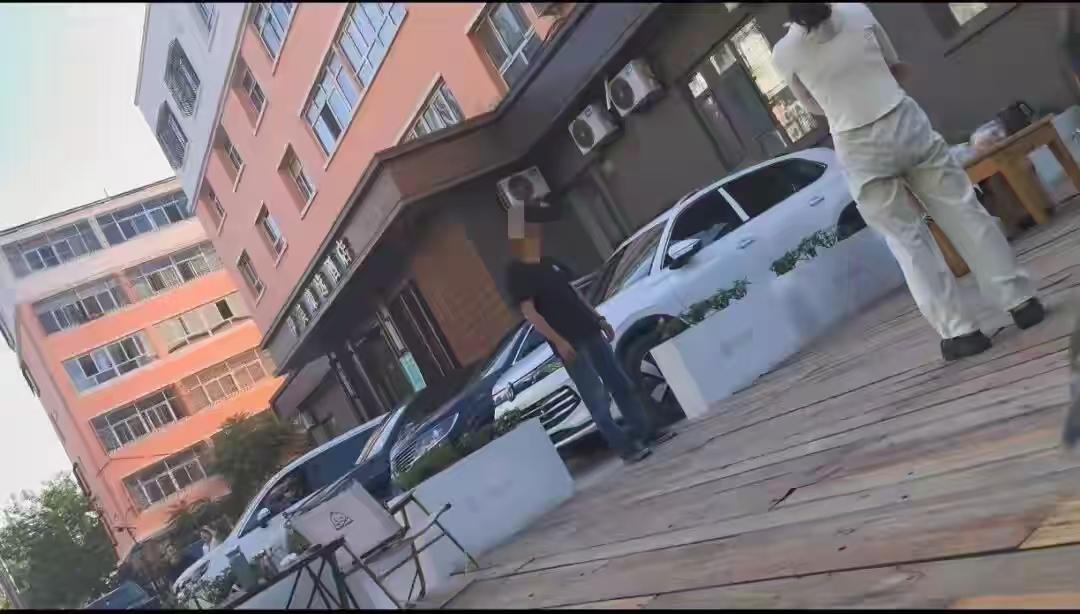 太离谱了！进入7月，新疆伊犁迎来全年最旺的旅游季，重庆游客王先生一行入住酒店，碰