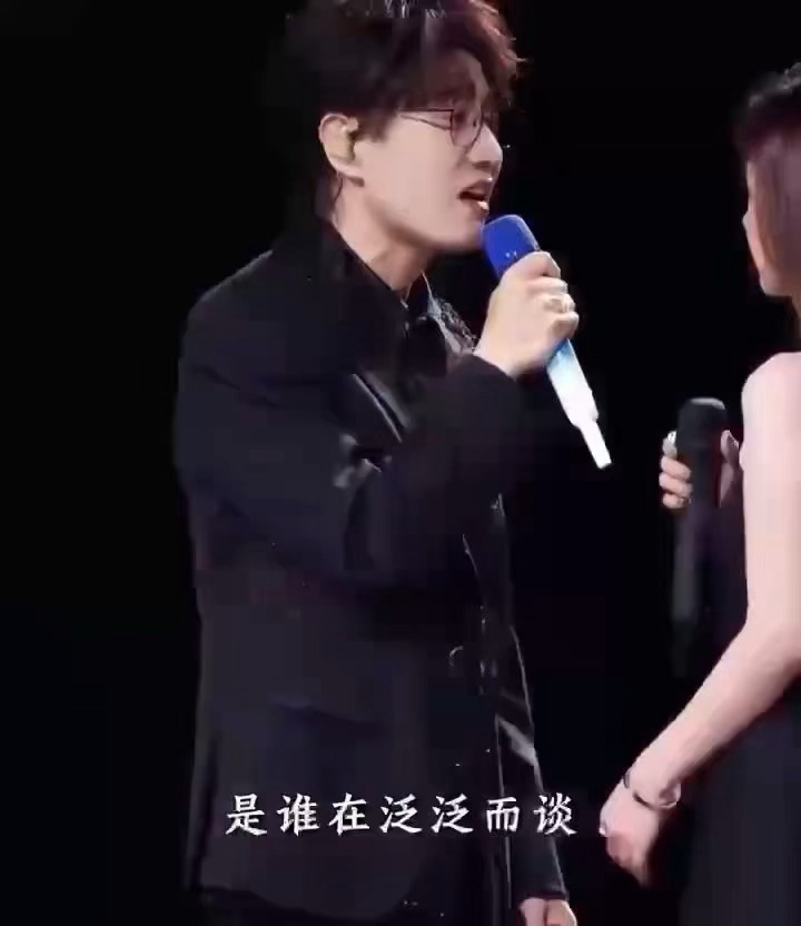 王铮亮唱的小半好疯好喜欢王铮亮这版《小半》太疯了！青筋暴起质问式开嗓，鼓点骤停时