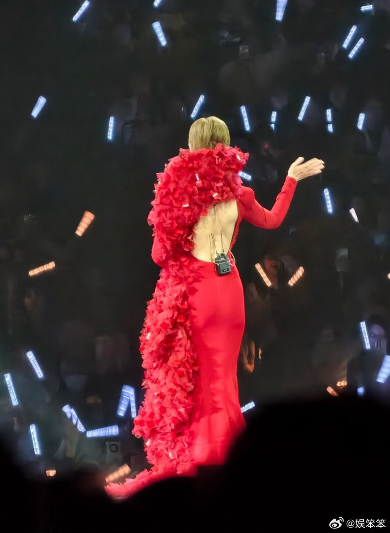 李宇春裸背红裙 李宇春演唱会这裸背红裙绝了！裙摆上玫瑰像流动的海，红裙配白肌，花
