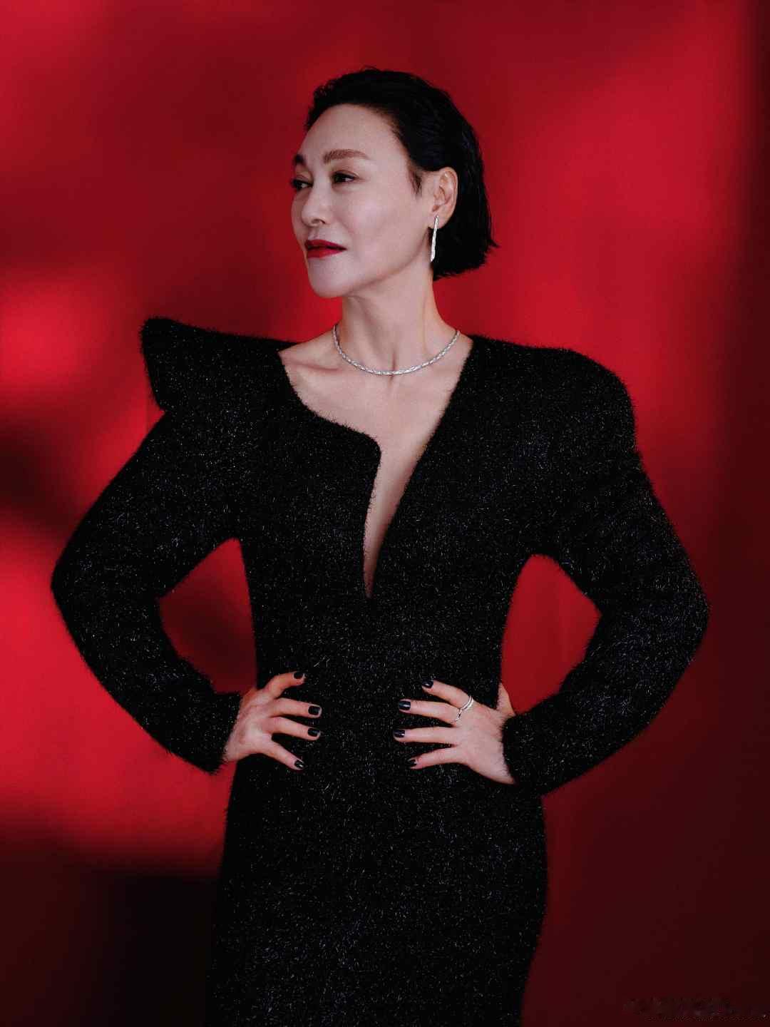 青风吹又生阵容官宣 青风吹又生田曦薇定妆侧拍氛围感拉满，既能演绎温顺乖乖女学霸，