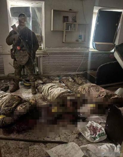 红军城乌军守军死不投降，俄军突击队打红眼了！
俄军特种兵当场射杀了3名被俘的乌军