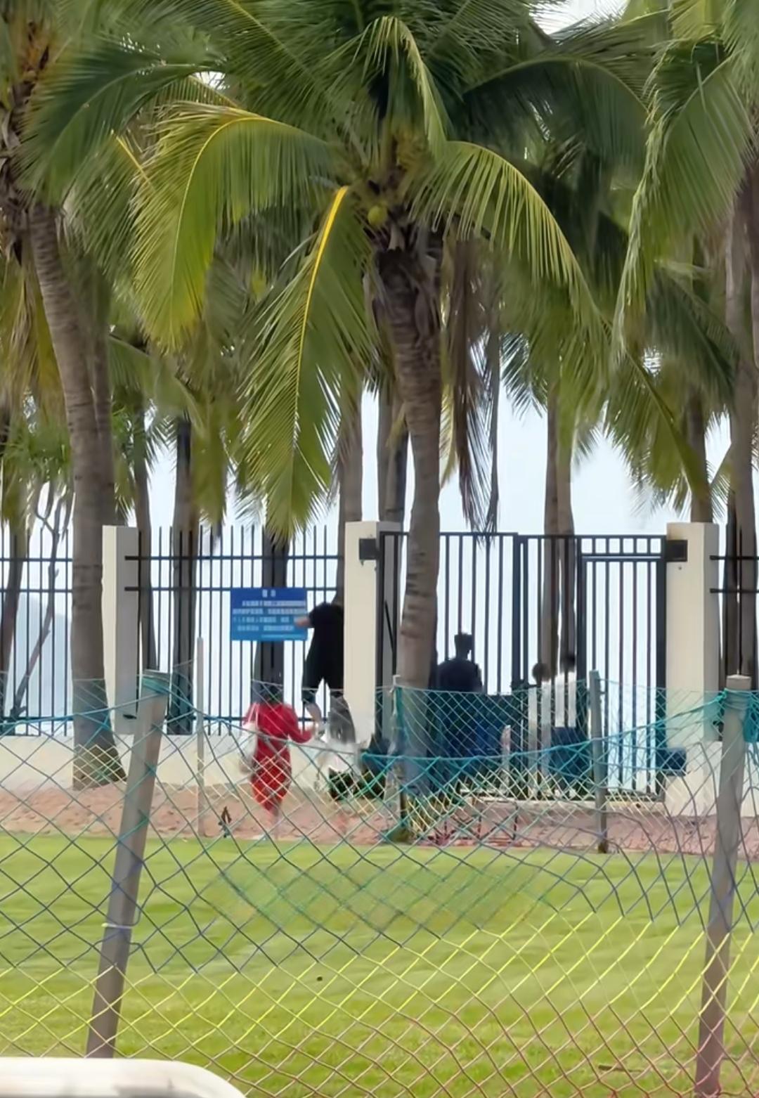 近日，一位到三亚旅游的博主，吐槽小东海沙滩围了一圈护栏，进去游玩很不方便！

他