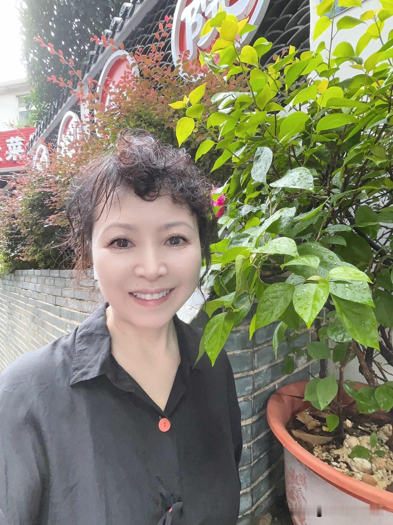 今天是大暑。一大早蓝天白云阳光普照。
可是到了中午，忽然乌云密布，雷声隆隆，下起