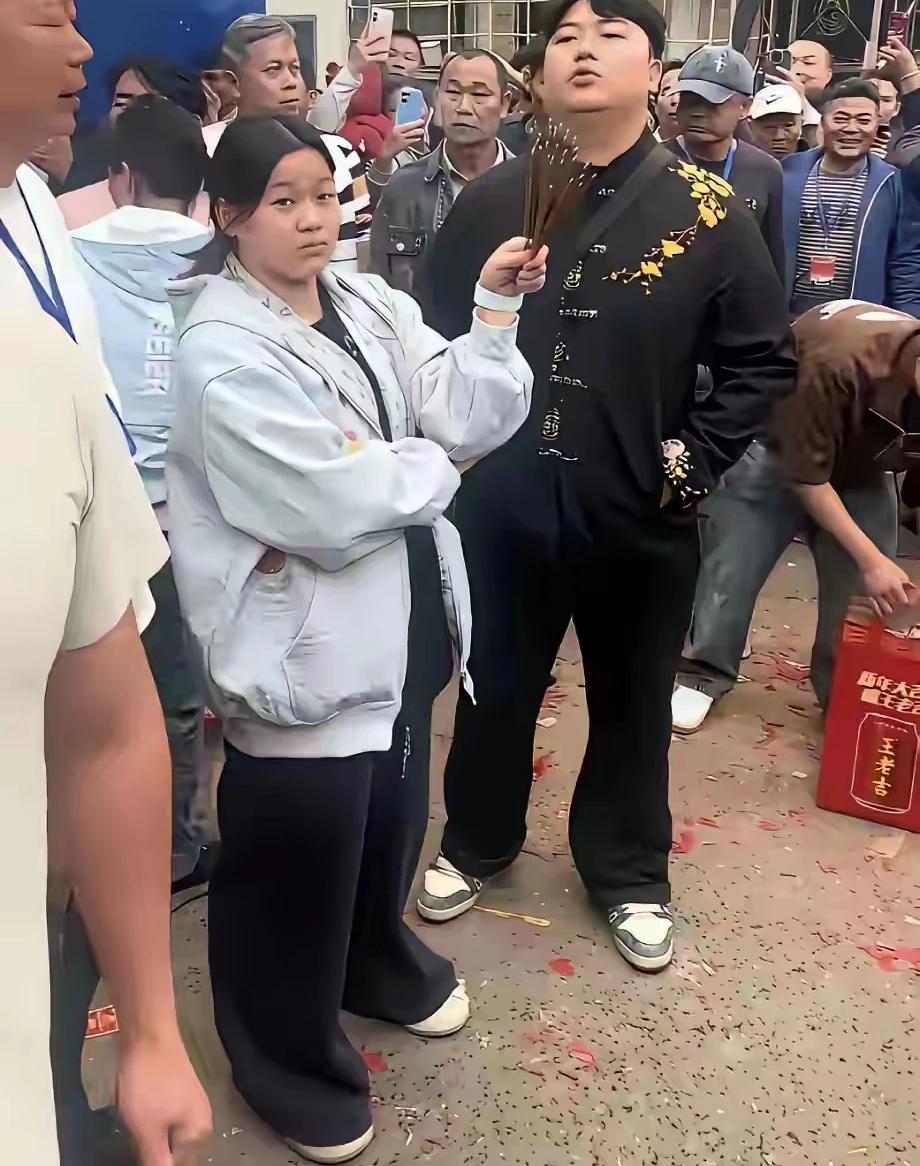 凭着阿潺和二师兄的兄妹关系，怎么也得去《西游记》里穿越一哈呀[奸笑]
众人拾柴火