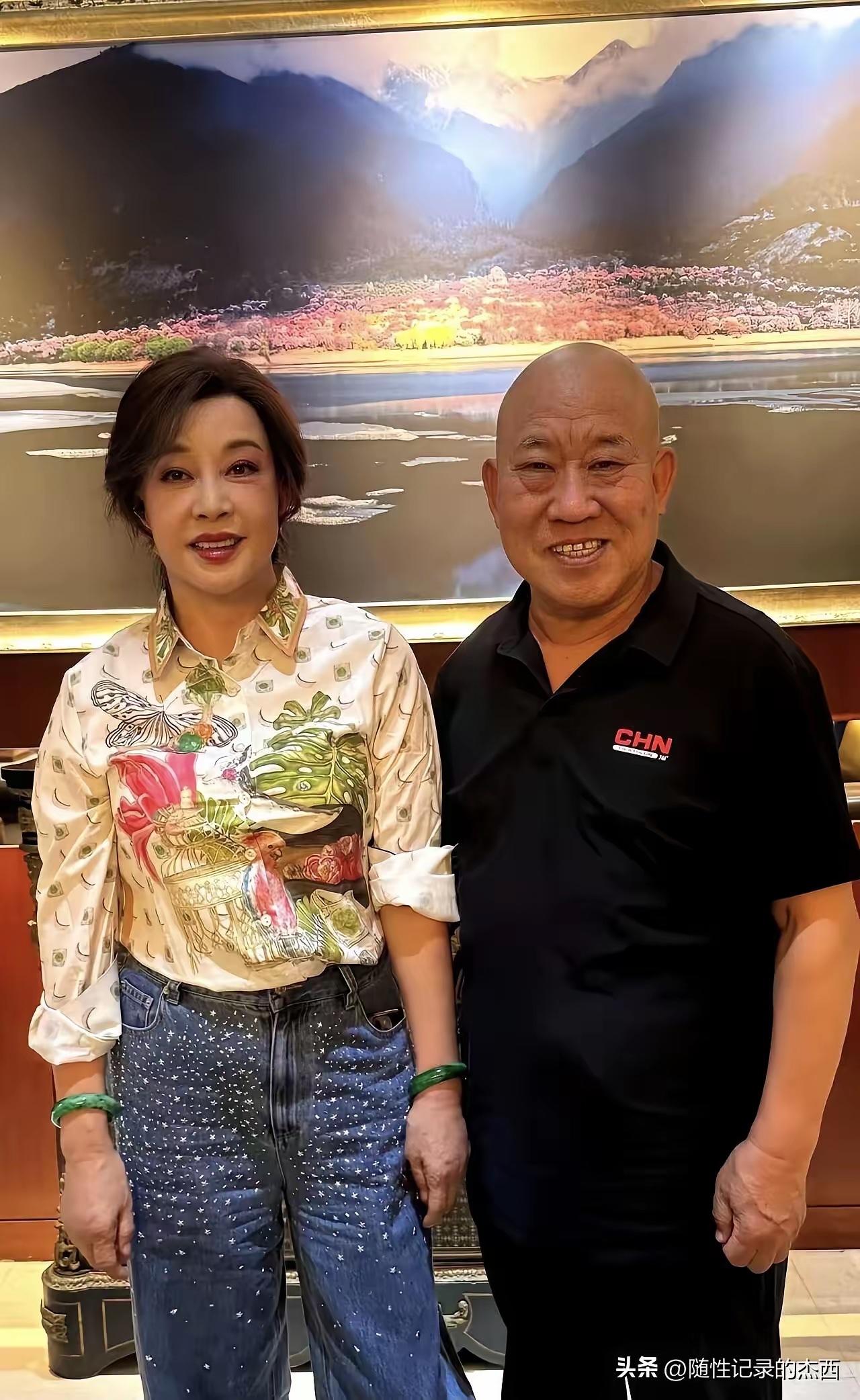 刘晓庆旁边帅哥是谁？