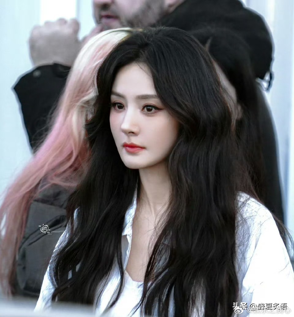 杨幂，狠狠打了某些人的脸！2 月 27 日晚，杨幂突然登上高位热搜。这次并非因新