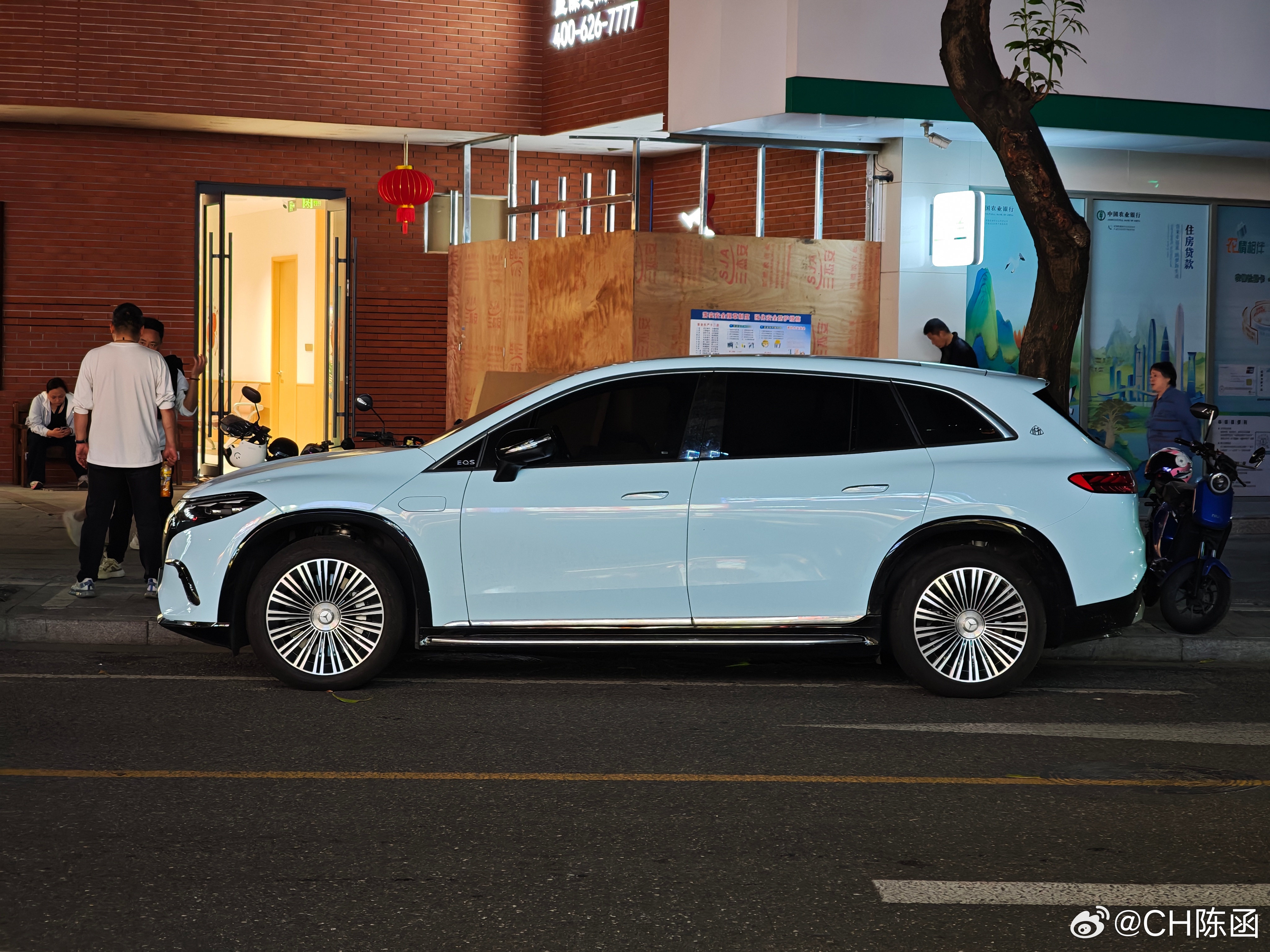 这台奔驰EQS贴了一个和我的小鹏X9一样的冰川蓝，还真是少见！ 