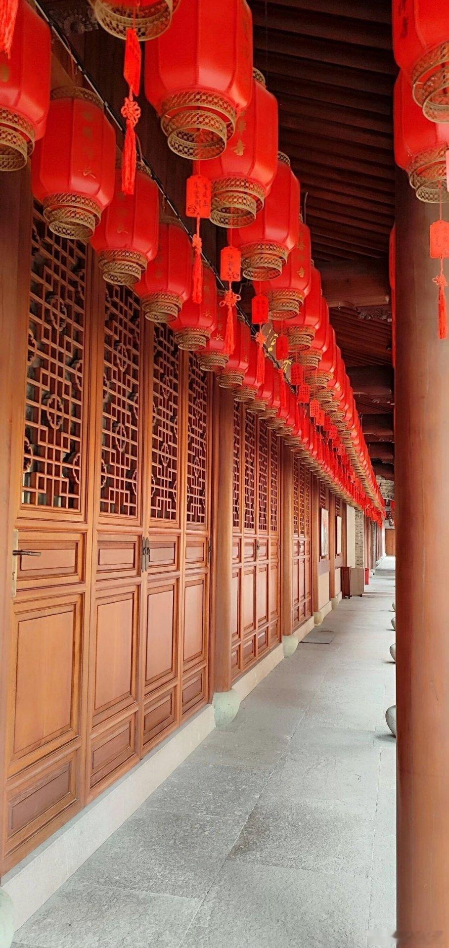 在世人看来，张居正是在保护万历不受欺负，而在万历看来，张居正就是在欺负他！张居正