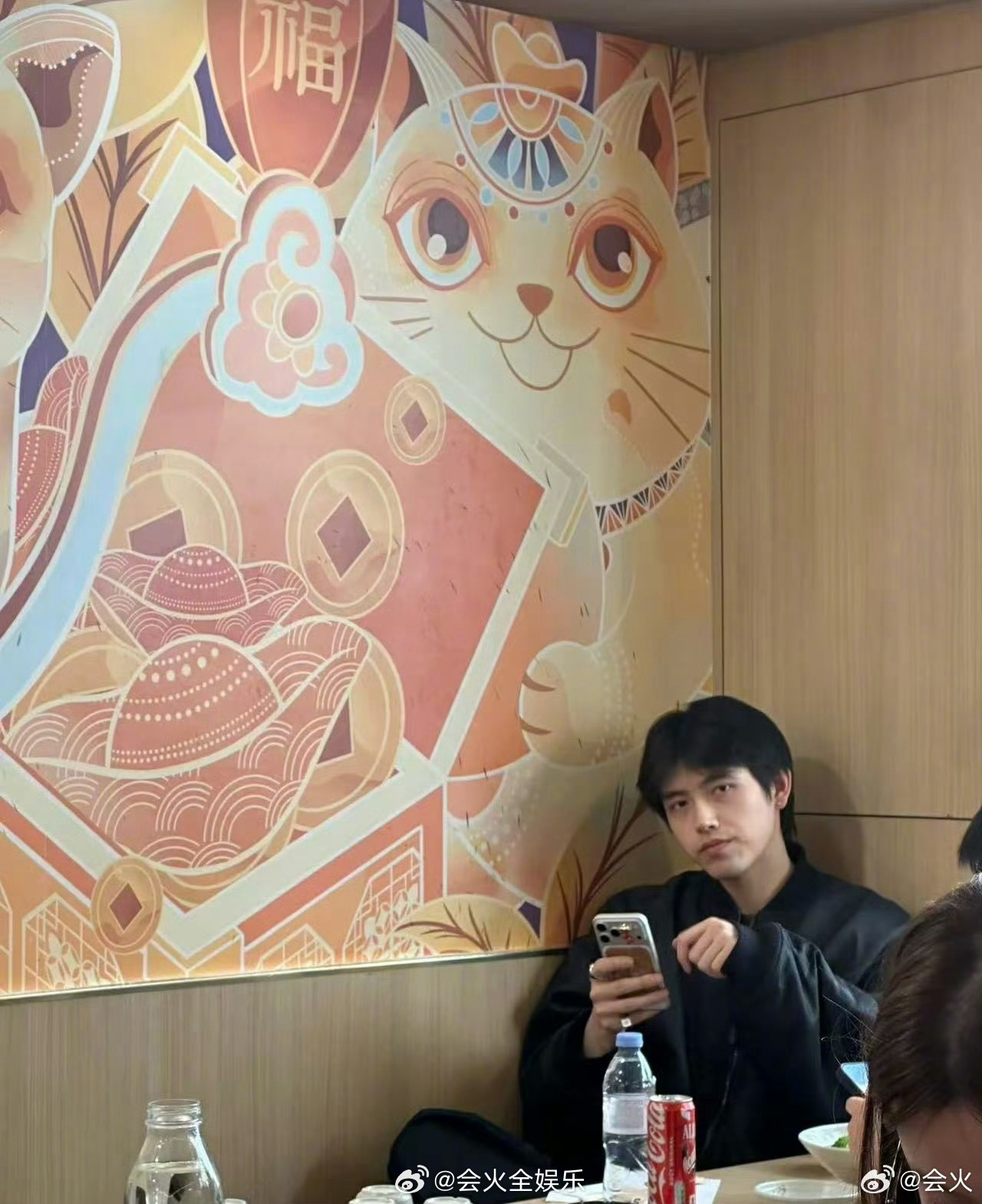 陈飞宇素颜好帅呀巴黎偶遇陈飞宇素颜吃麻辣烫陈飞宇巴黎素颜吃麻辣烫