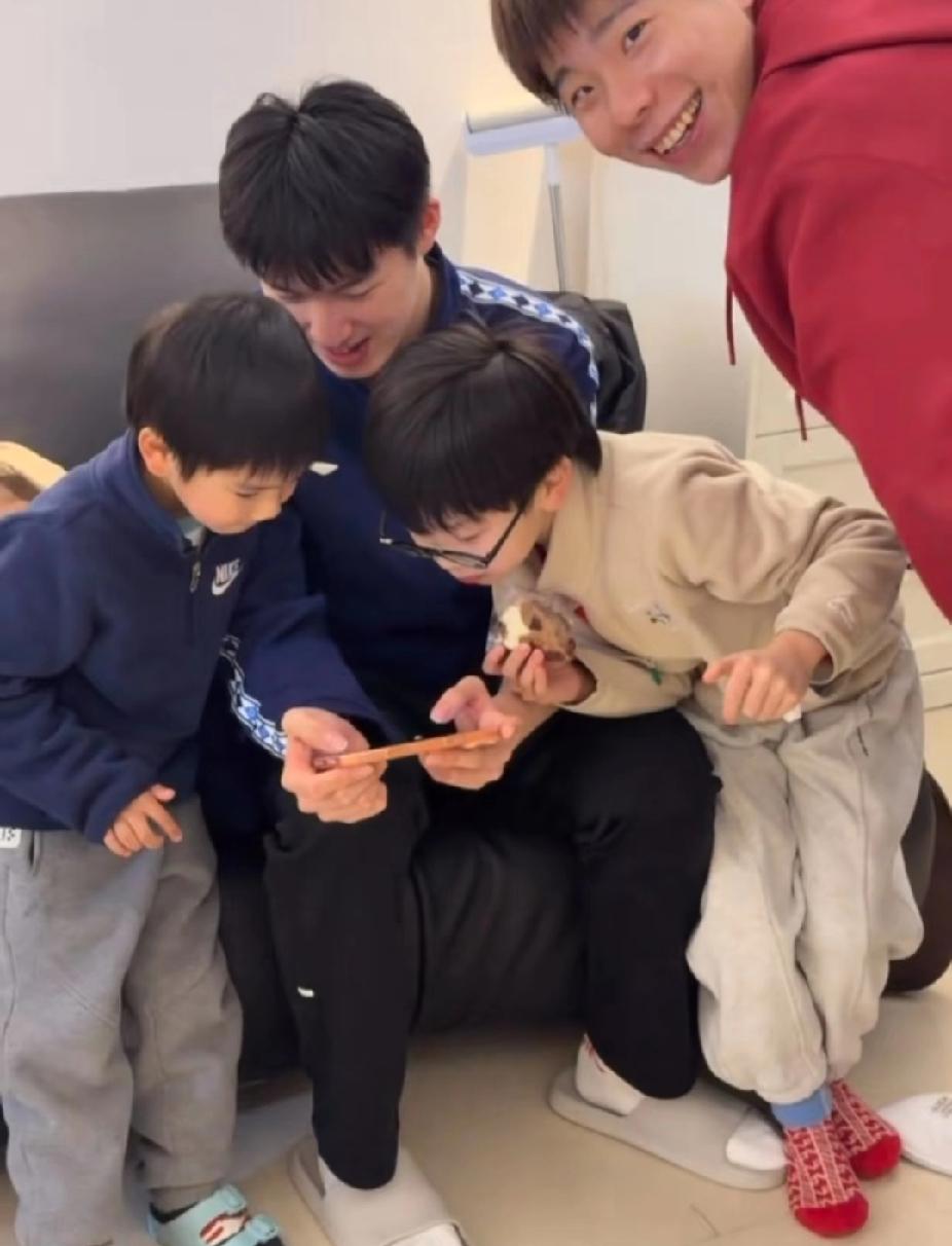 国乒队的神仙串门！温瑞博徐瑛彬带娃日常太有爱
 
刚刷到这张图瞬间被暖到！新加坡