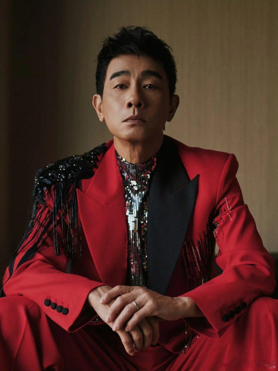  上头了！陈小春连怼导演四次 春哥被问连环问题，直接“要你管”怼四次，这回答干脆