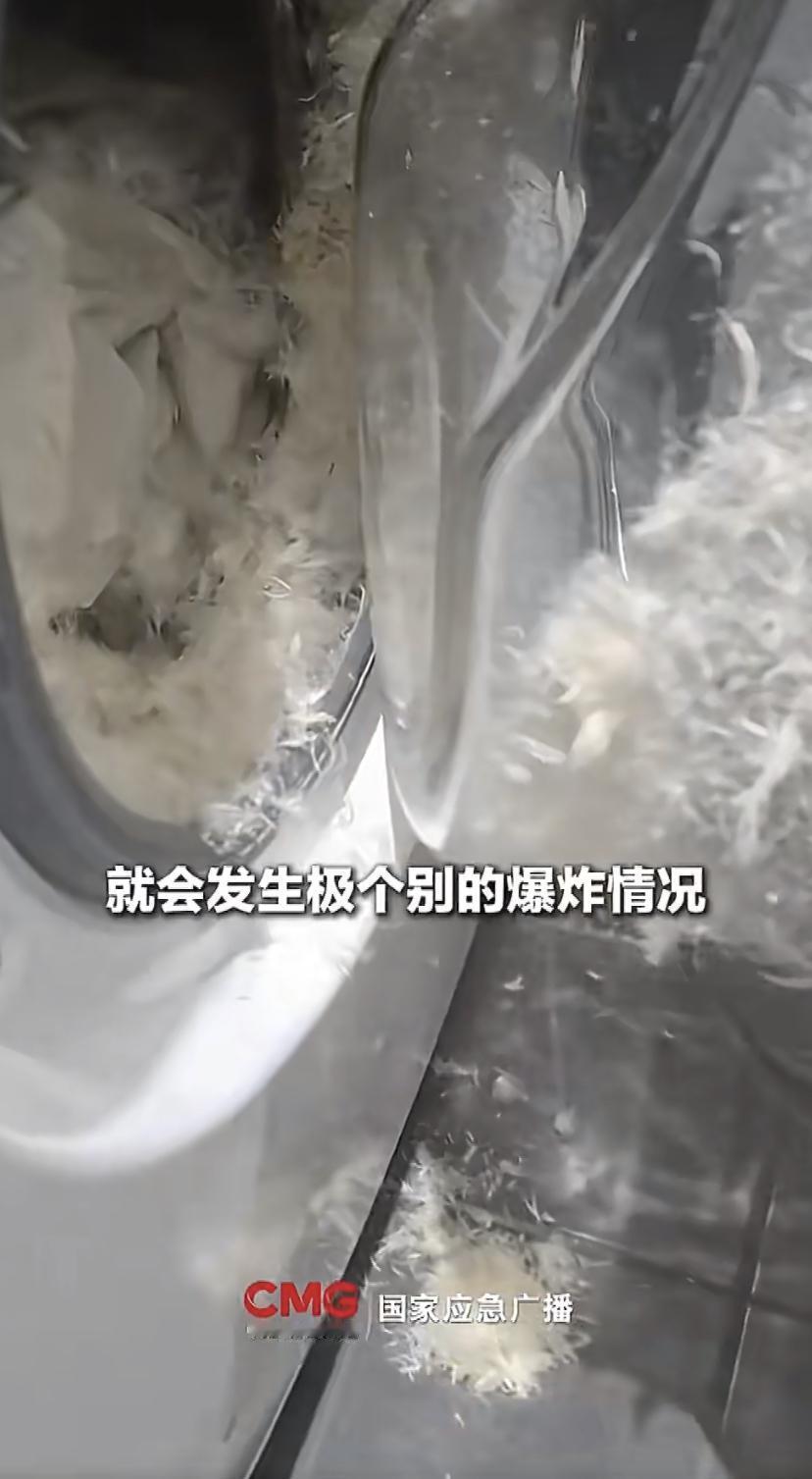 最近有个事儿得提醒大家：一位女士用洗衣机洗羽绒服时，洗衣机门竟突然炸飞，她脸部也