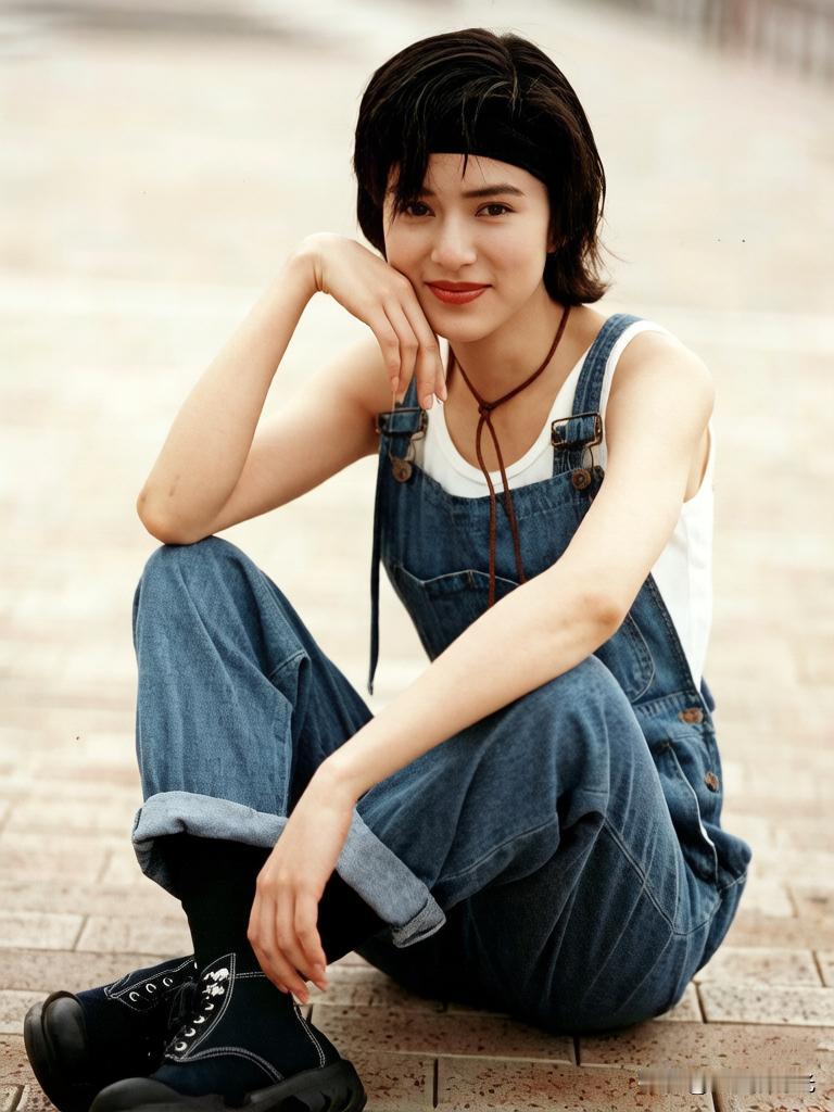 当年李添胜一眼就相中李若彤，想让她玩小龙女。

李若彤第一反应是，她长得像老外，