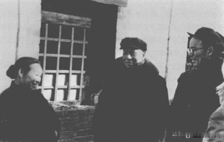 1957年2月25日，刘少奇在河北省栾城县贾村视察。座谈中，社员反映口粮紧巴。尽