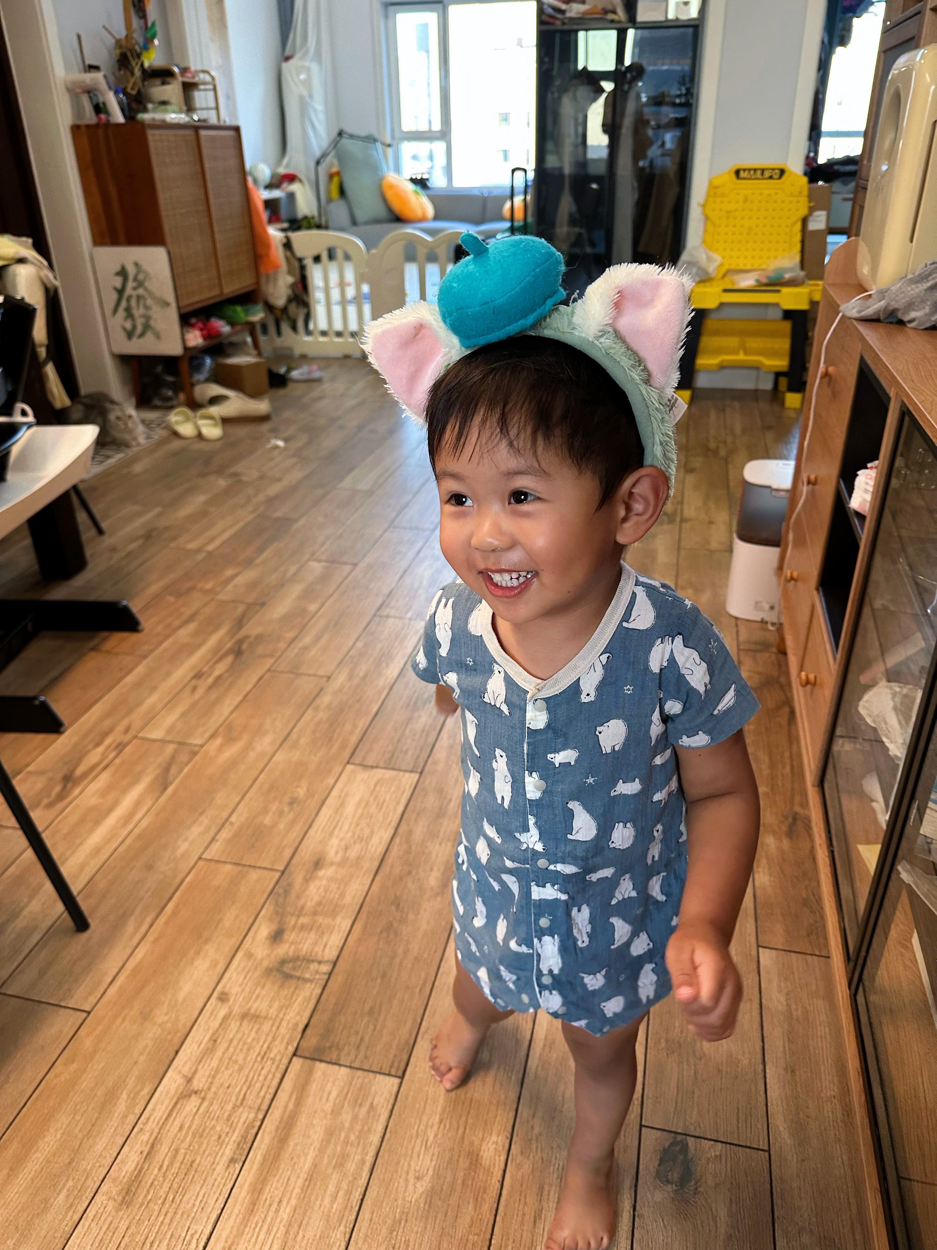 去洗手的时候把我的发箍翻出来自己要戴上。小孩真是，我想给他带的时候他一把就薅掉，
