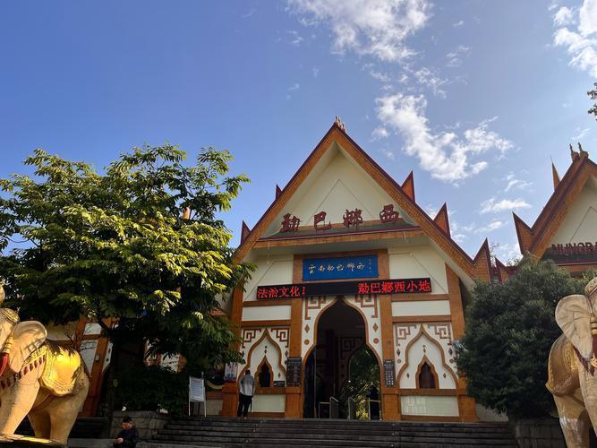 老挝最北端，有块地方叫丰沙里，当地傣族人开口讲话，外地游客愣住，那口音分明就是云