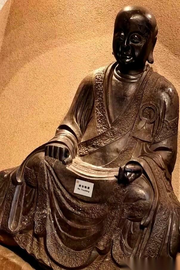 马未都观复博物馆里那尊铜佛像，被一份声明直接推上了风口浪尖。
声明里白纸黑字写着