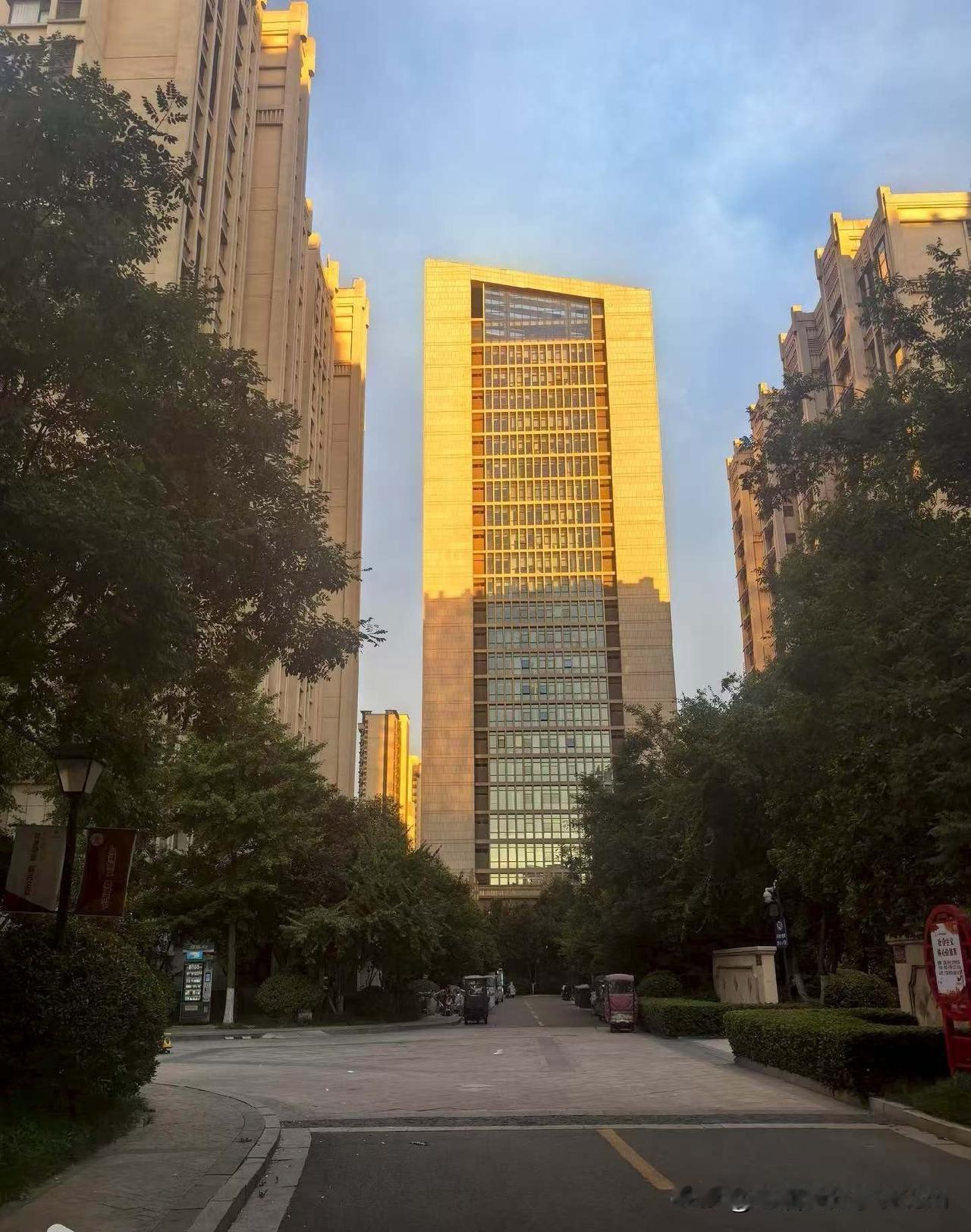 没看到日照金山，
偶遇日照金楼也很知足