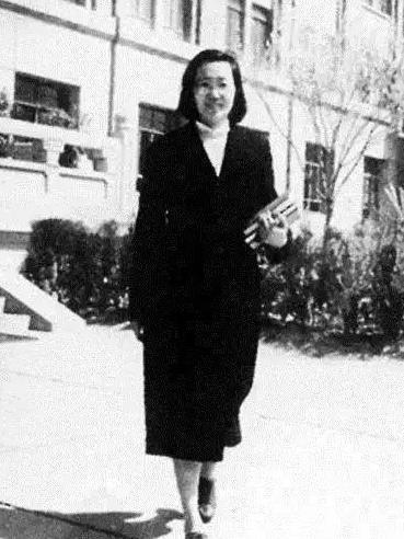 1960年，北大才女王承书狠心抛弃丈夫和孩子后不辞而别，从此音信全无，17年后，