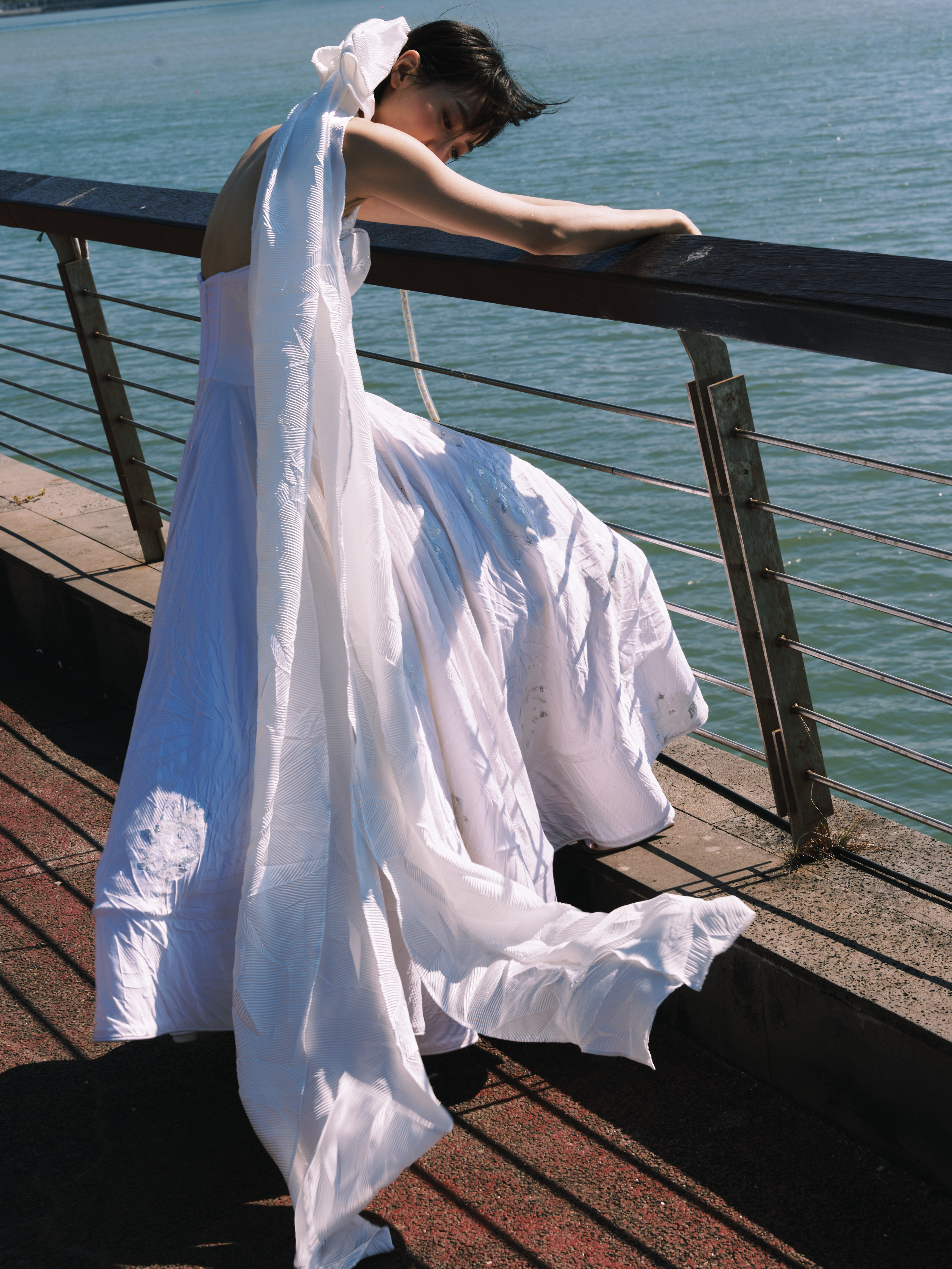 宋茜 海风的序曲，已由按下播放键。当白色裙摆掠过，随性的节奏便融进了浪花的节拍。