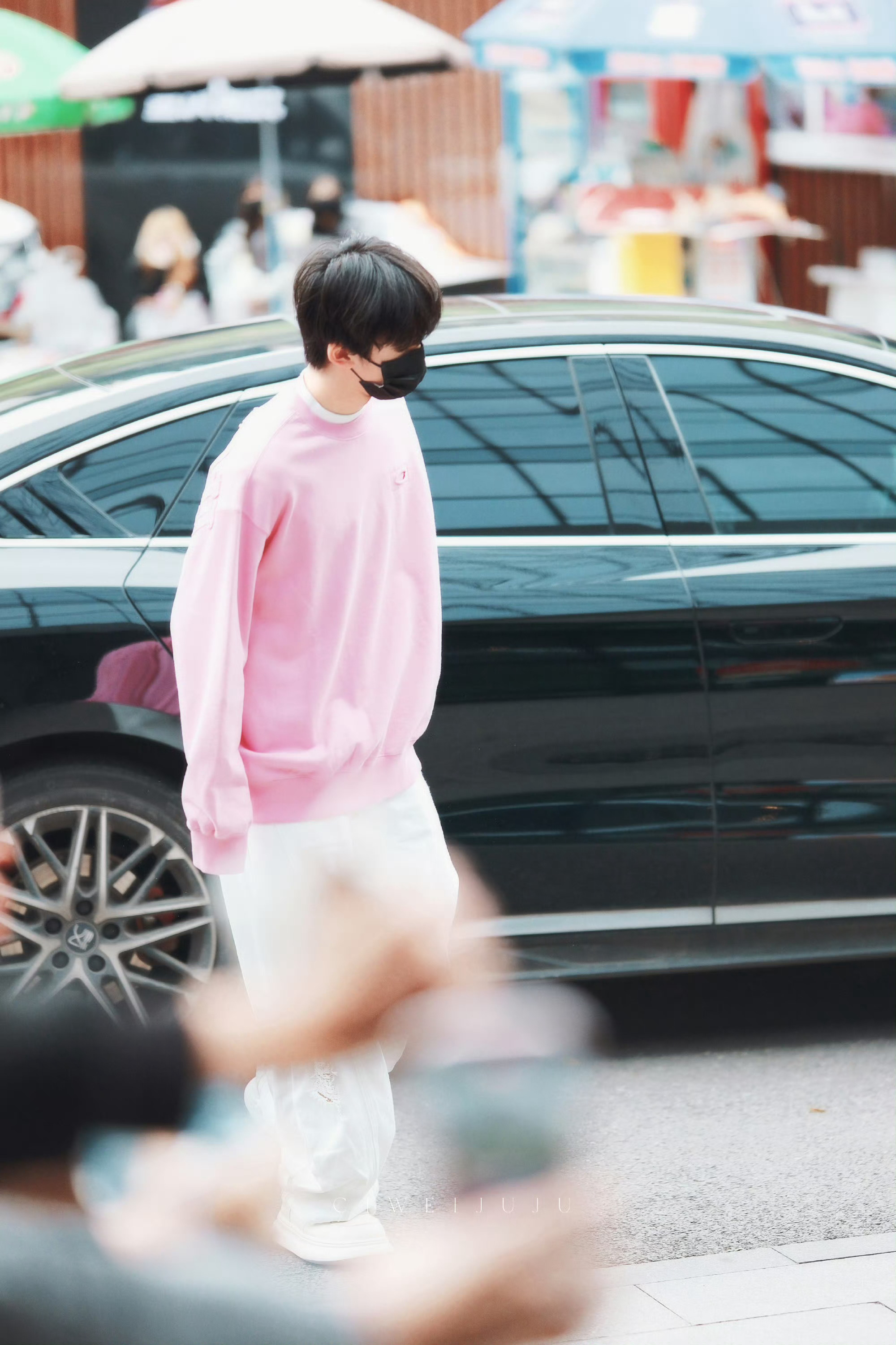 张奕然今日上班粉色穿搭，少年与粉色适配度拉满，温柔又元气，是春日限定的心动小猪?