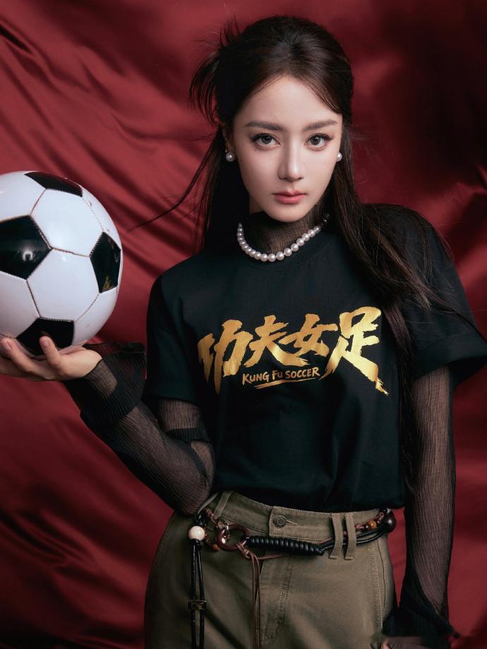 迪丽热巴珍珠造型迪丽热巴功夫女足首映礼直拍迪丽热巴功夫女足首映礼直拍，迪丽热巴珍