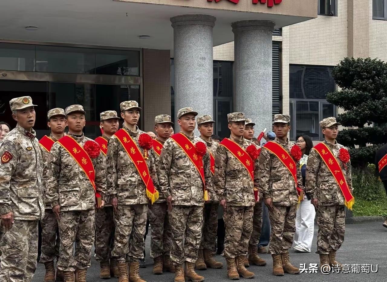 站在队伍里的那一刻，看着侄儿穿上那身崭新的军装，全家人的眼睛都跟着湿润了！这身橄
