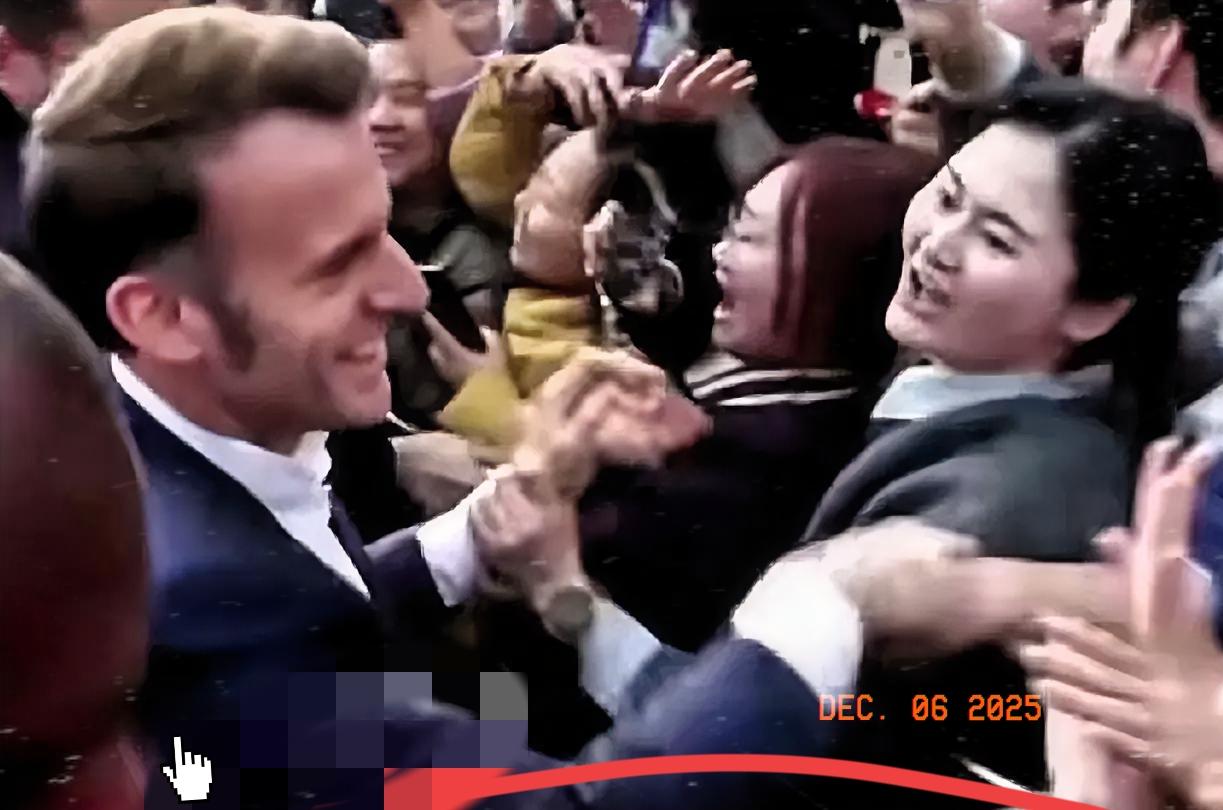 马克龙在川大“羞涩脸红”的瞬间。
当马克龙走向青春洋溢的大学生时，有一位穿浅灰西