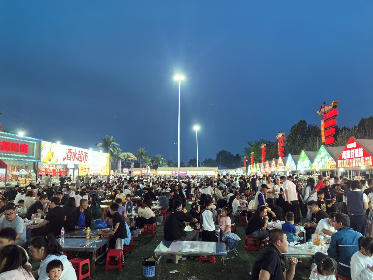 请看今日屏东市集夜市繁华景象
平谷桃花节结束了，五一小长假也即将结束，可平谷屏东