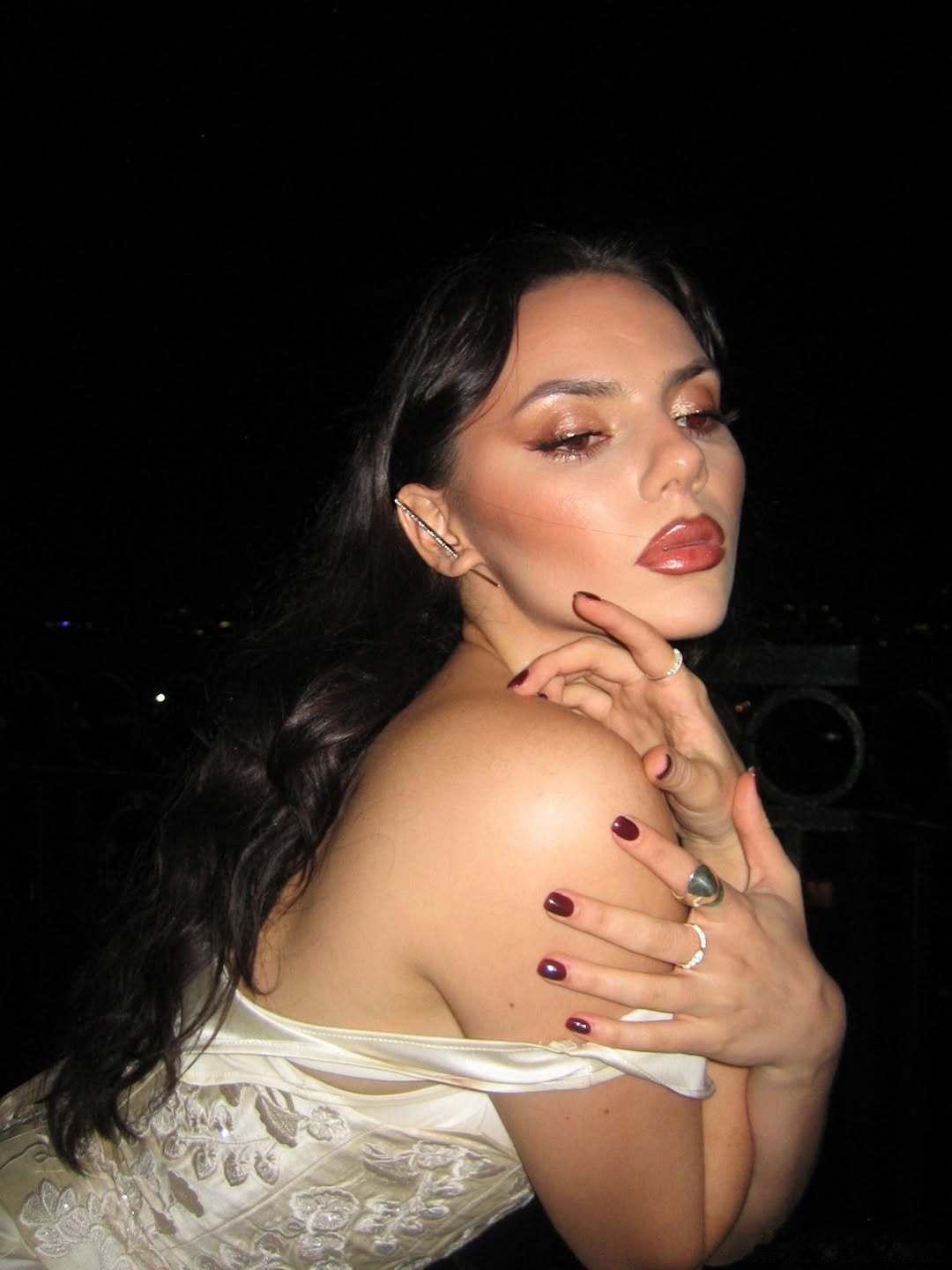 dafne keen达芙妮基恩昨天出席新剧《波西杰克逊》第二季首映会的造型，塑身