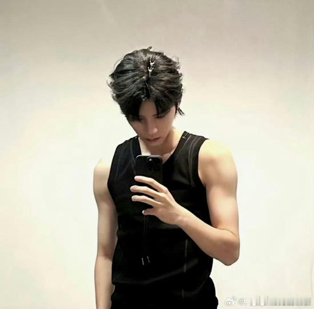 周翊然上一秒baby下一秒daddy完全拿捏校霸感 