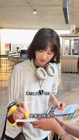 黄灿灿演我谈梓渝所以黄灿灿也在追星吗？直接说自己看剧很上头，而且也很喜欢梓渝，表