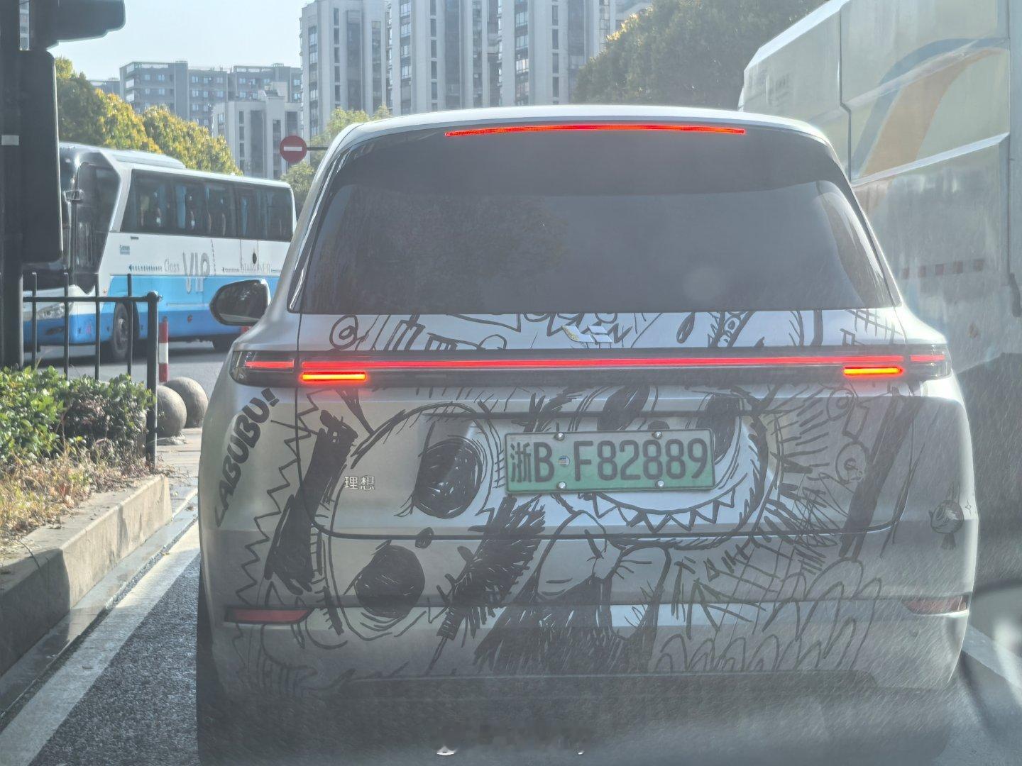 这拉花贴得，远看还以为是辆理想L9 伪装测试车。理想汽车新能源汽车