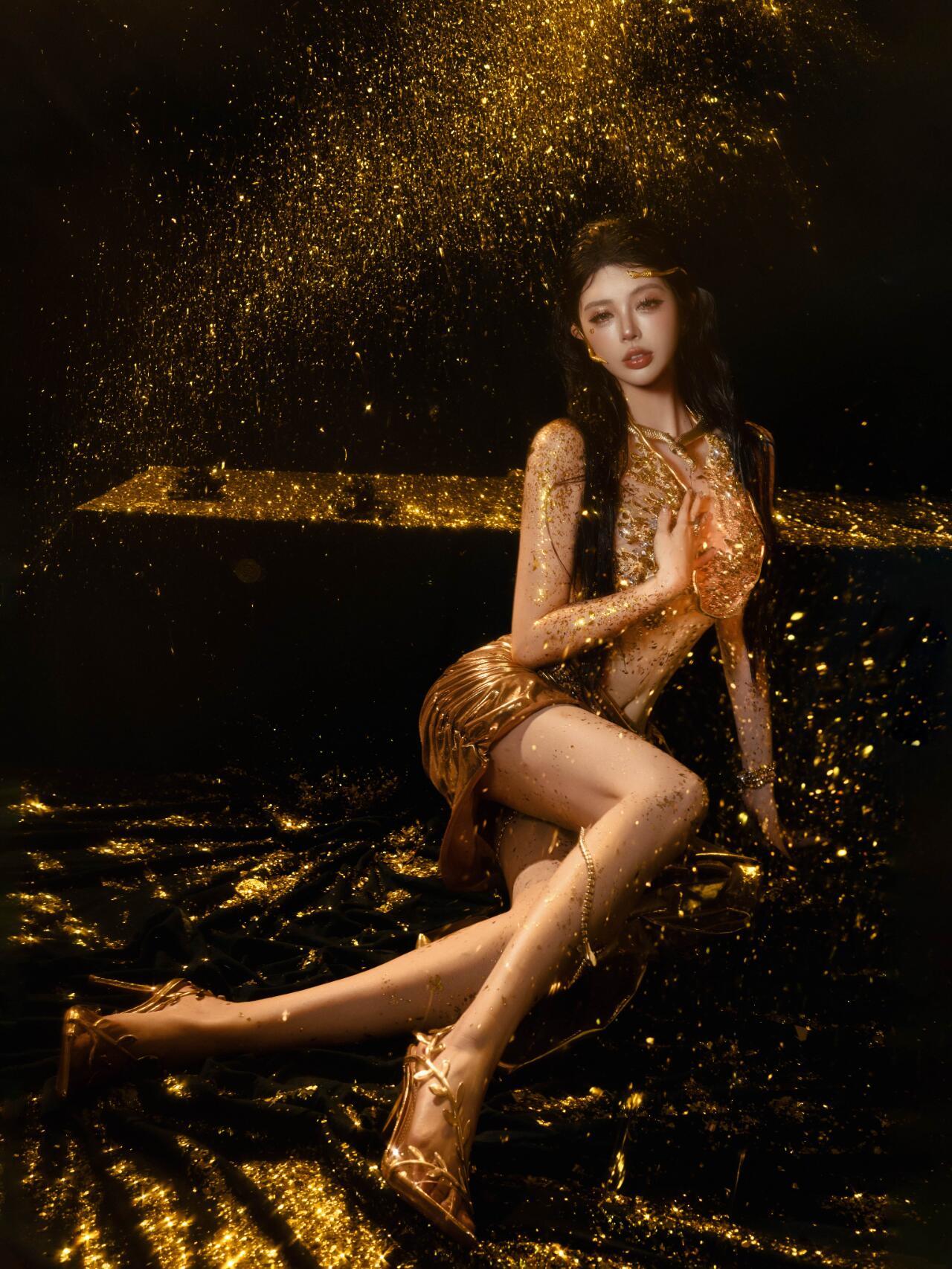 直視我的雙眼 👑𝑏𝑢𝑙𝑖𝑛𝑔𝑏𝑢𝑙𝑖𝑛𝑔金蛇🐍冷艷貴