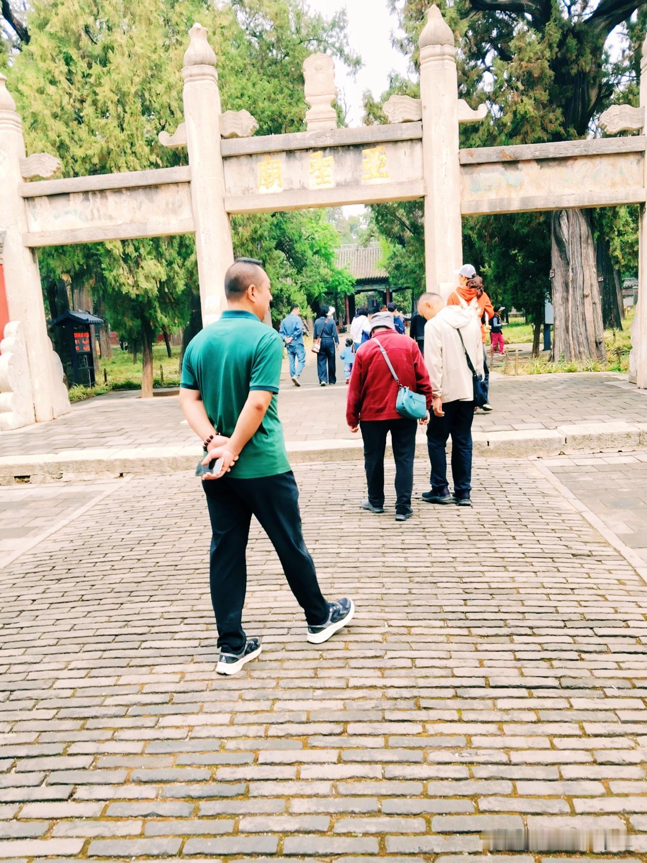 春日生活打卡季春日风光无限好，踏春踏青观景赏花，头两天去了亚圣庙，和游人们一道看