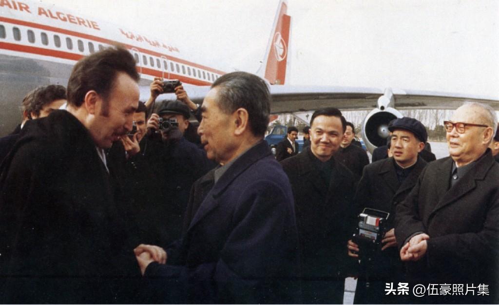 1974年2月25日，周恩来总理与叶剑英元帅一同前往首都机场，迎接来访的阿尔及利