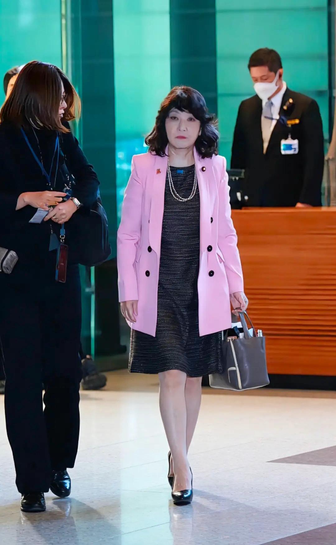 快讯，快讯！

日本财政大臣片山皋月突然放话，

12号，要求我国向G7分享稀土