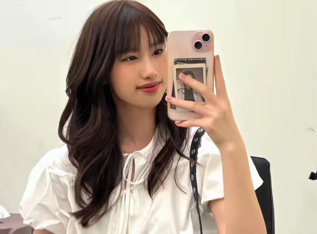 冯小刚的养女太“横”了！不高兴就甩脸，高兴就眉眼弯弯。“女大避父”于她不存在。网