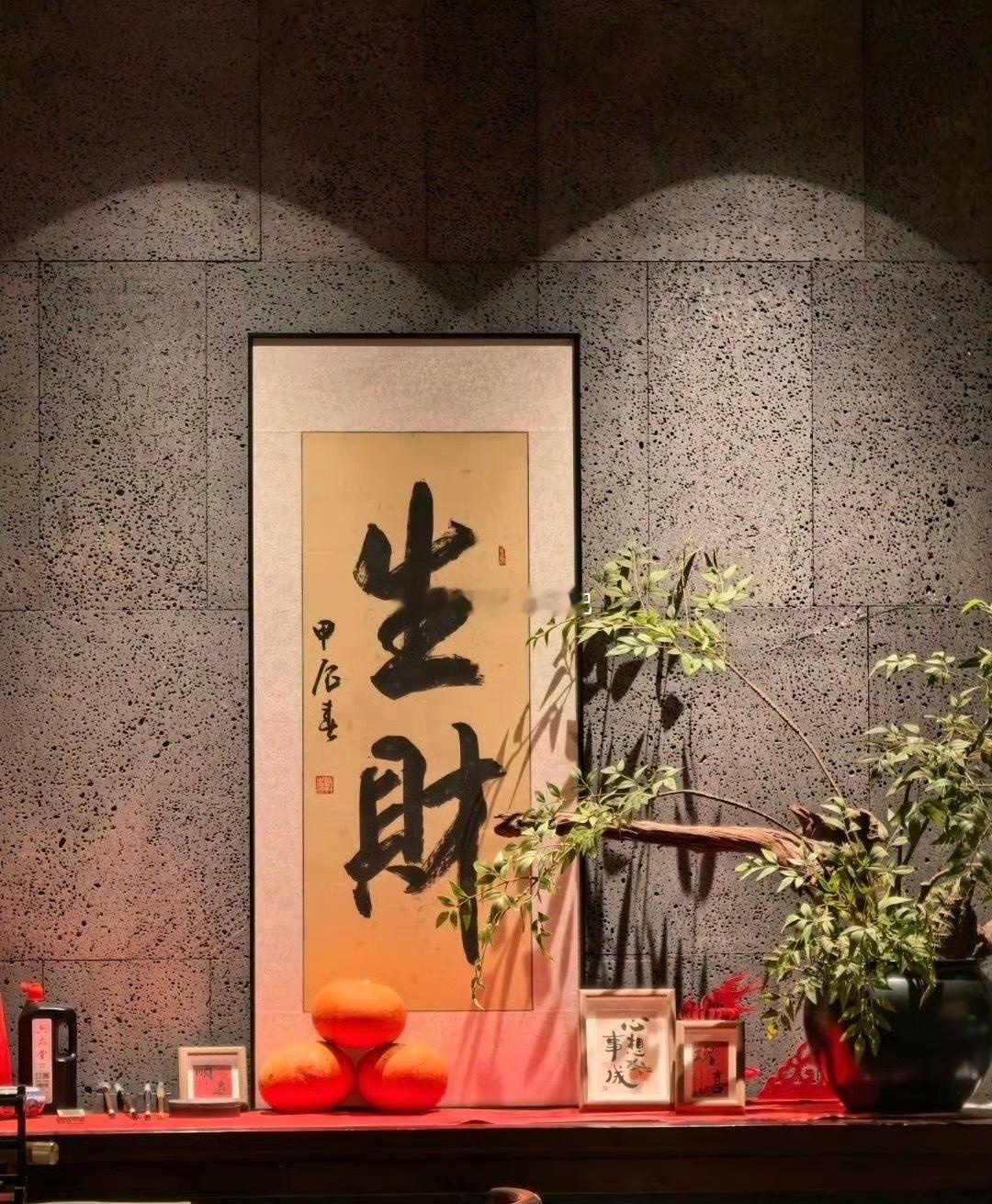 早盘小幅高开，承接昨日午后的下跌惯性震荡走弱，沪指一度下探3910下方，盘中多头