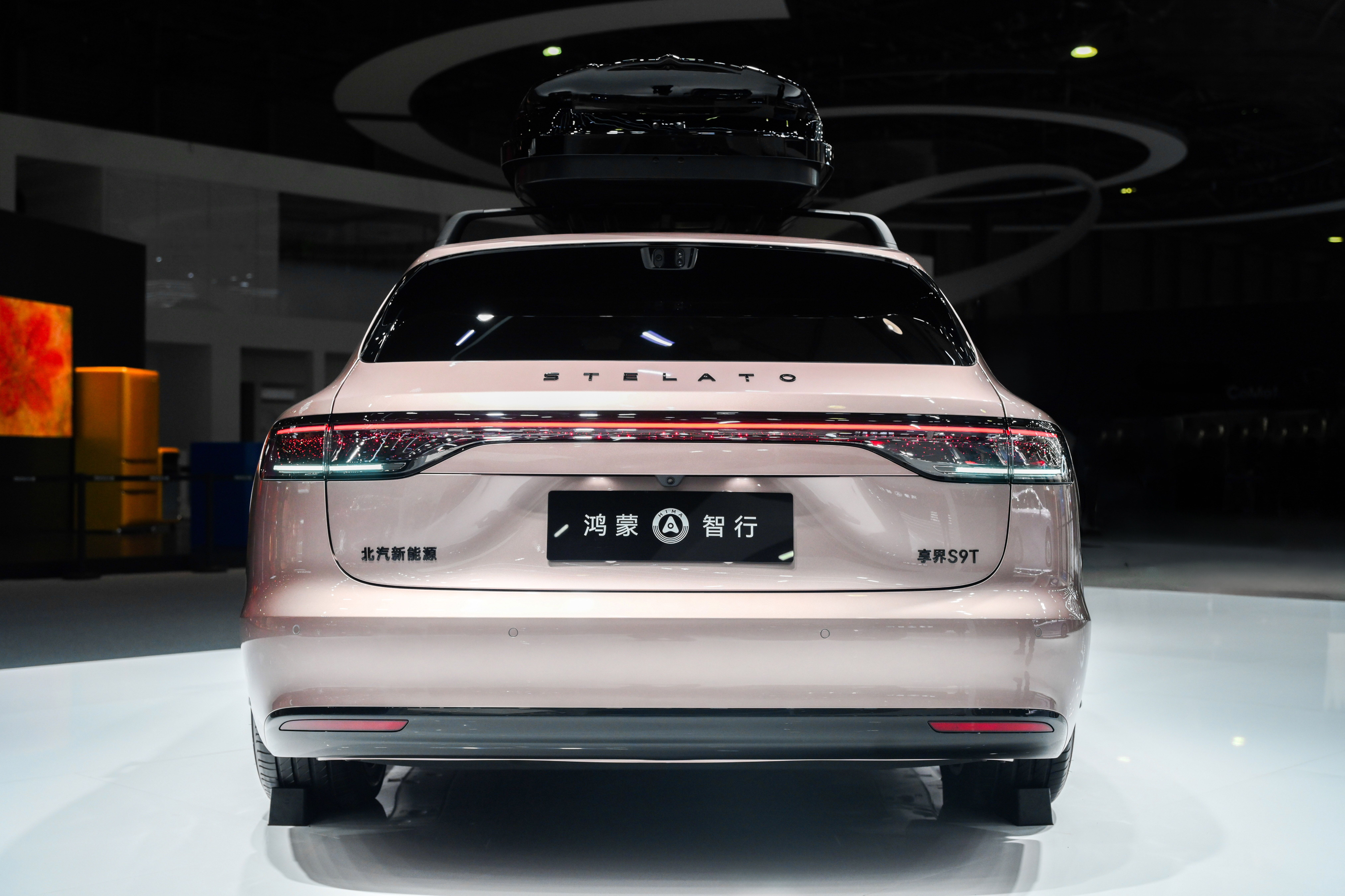 享界粉白新色正式发布 刷到享界S9T星玫粉官图，第一反应就是这颜色太适合春日野餐