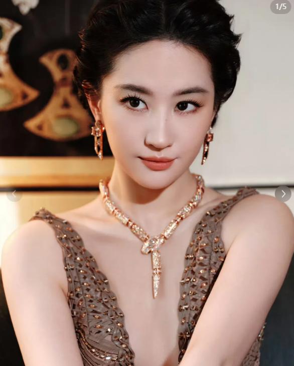 谁有女娲的电话，
麻烦告诉我一下，
我想问问她，为啥同样是捏人，偏偏把刘亦菲捏得