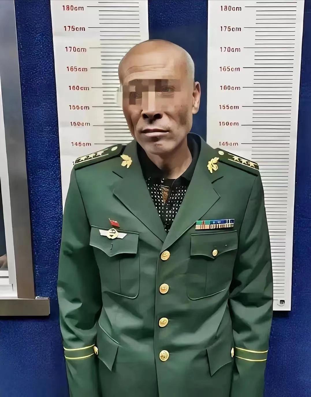 这位老汉在网上购买了一套军装，竟然有勇气去派出所捞人。然而，民警一眼看穿了他伪装
