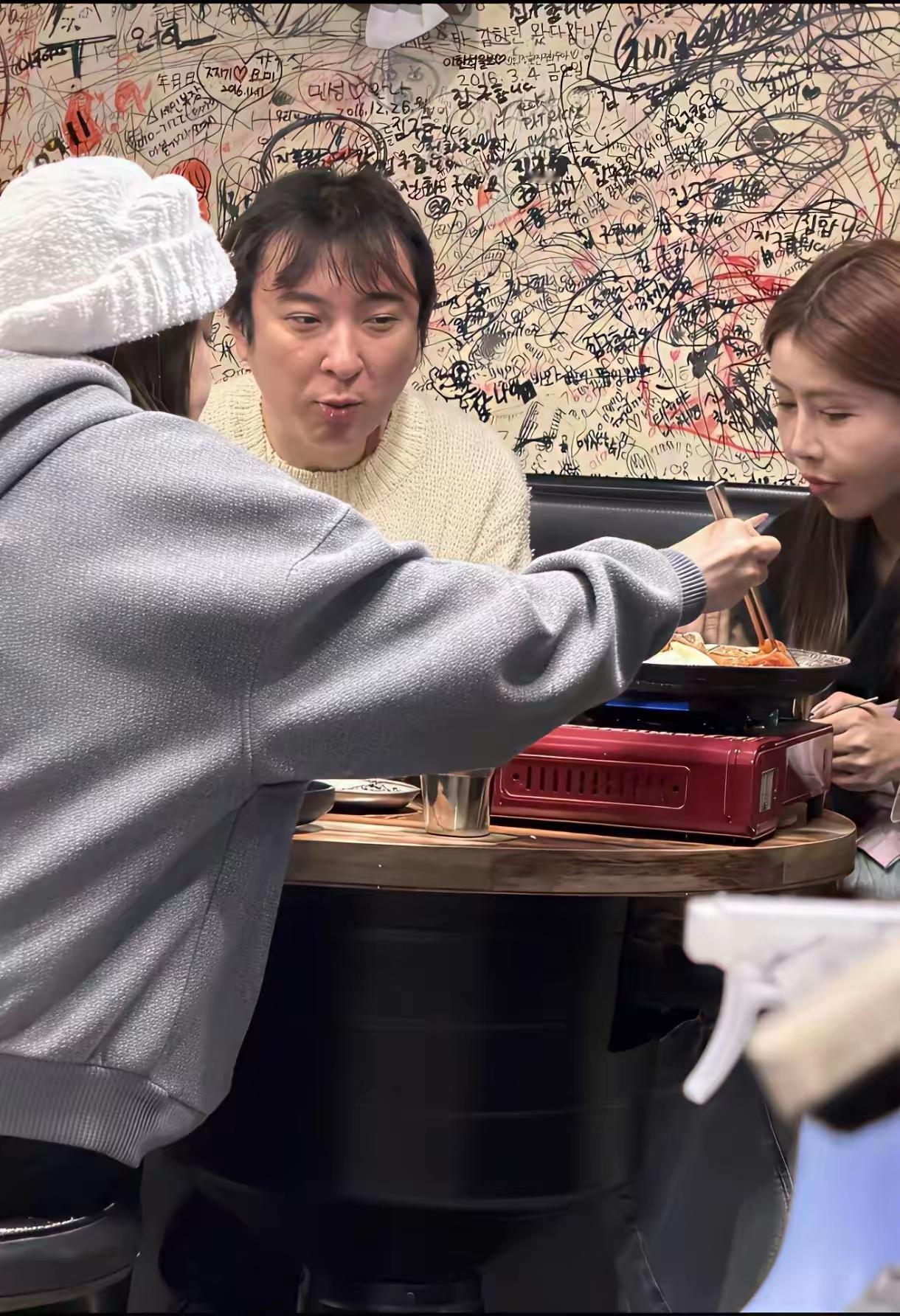 对于这种富二代，在创业与养废之间选择的话，无疑养废是其最好的归宿！
这要是在我们