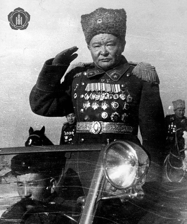 霍尔洛·乔巴山，让外蒙古独立出去，从中国“蒙古省”成为蒙古国。

乔巴山给自己起