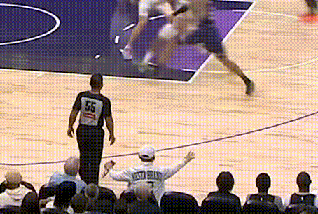 摆烂大队国王得分破百，前排这位大哥竟如此激动。 