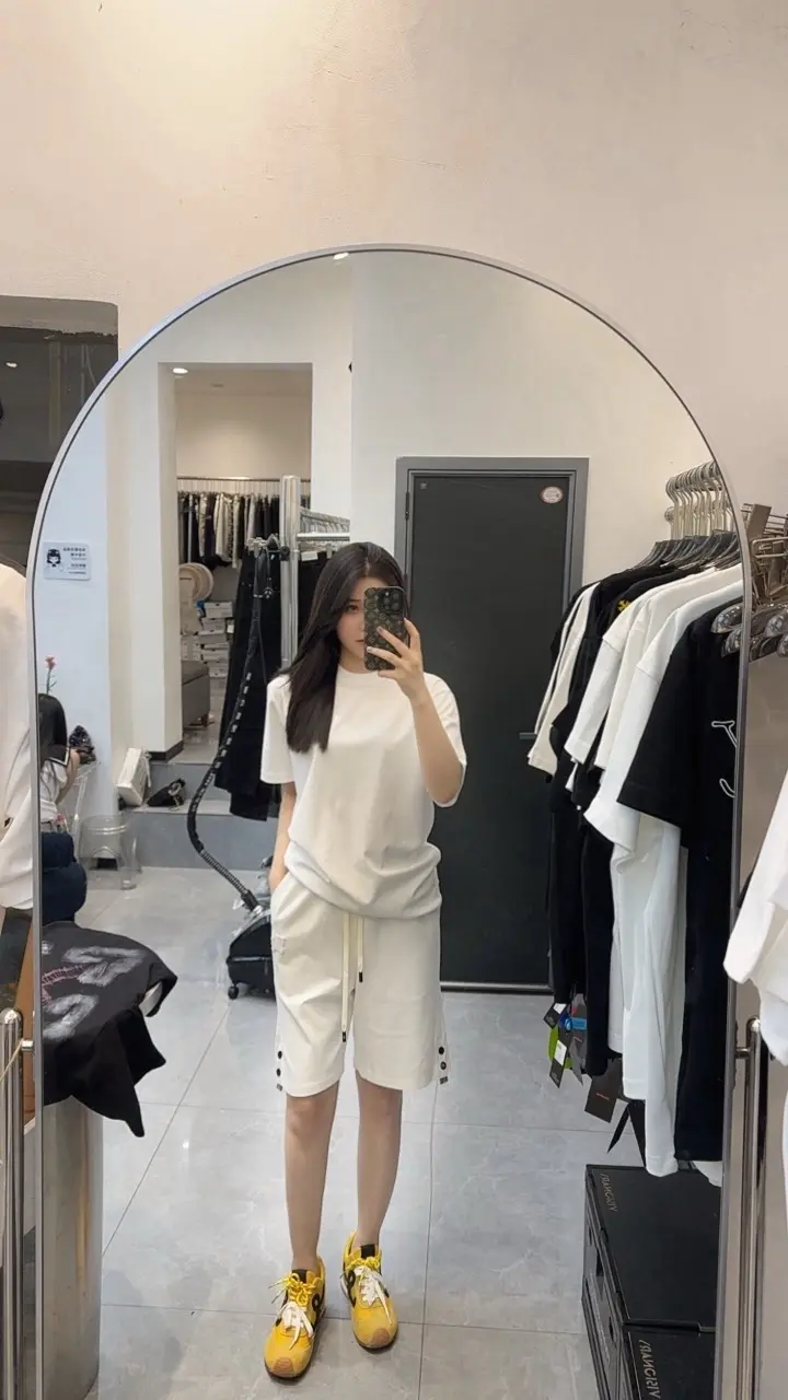 努力卖衣服的小姐姐