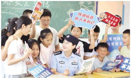 【网络安全进校园】近日，舒城县公安局网监大队联合柏林派出所走进辖区中心校，开展“
