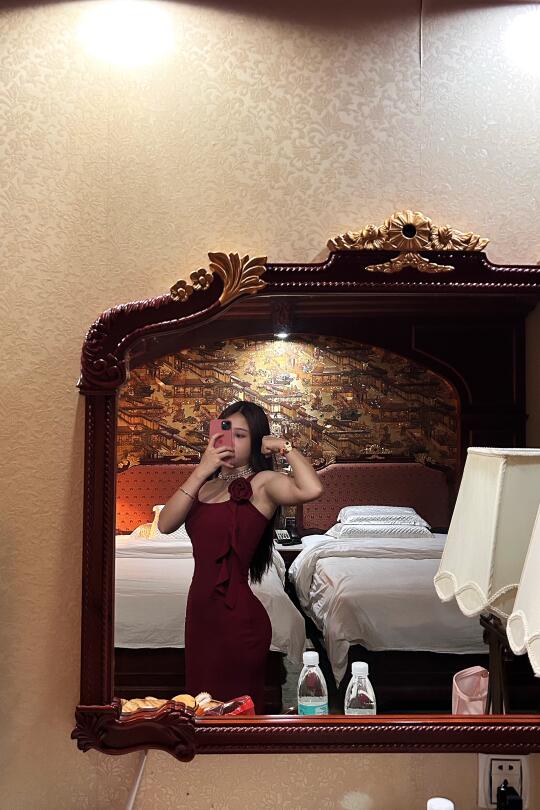 健身女看见镜子就这si出